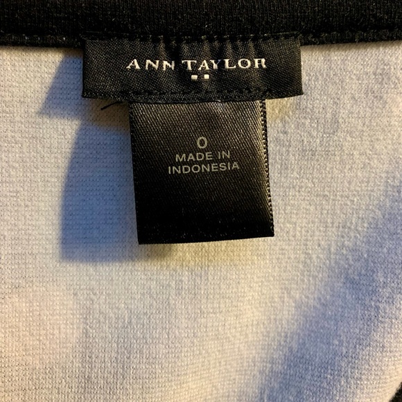 LN ANN TAYLOR V-NECK DRESS. YUMMY FABRIC. BLACK W/TAN POLKA DOTS. FLATTERING❤️ - Picture 6 of 8